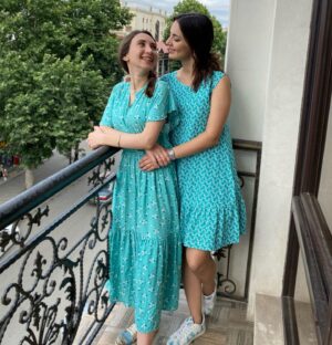 Irana Kerimova Instagram - Sən..dostluqların ən gözəli… bu dostluğun ən başında sevgi,qayğı və dürüstlük ürəklərə kök salıb…
Allah səni hər zaman qəlbinlə mükafatlandırsın,Röyaş…
Gözlərindən gülüş,qəlbindən hüzur əskiy olmasın..
Günün mübarək,çiçək qız…

Hər kəsin həyatında onu anlayan,sevən,hətda bəzən danlayan,doğru yolu tapmaqda yardım edən,səhv etməyə icazə verməyən öz “Röyası” olmalıdı…)
