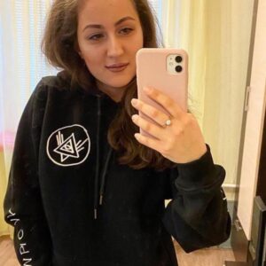Irina Tolmatskaya Instagram - Благодарю вас ,мои добрые люди ,за поддержку, надеюсь это не последний мерч....Ваша Ирина Анатольевна. Спасибо большое @knarasinger_official ❤ Костя❤