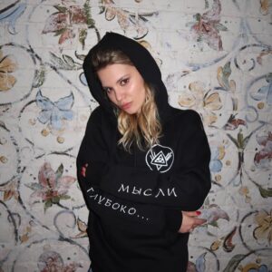 Irina Tolmatskaya Instagram - Благодарю вас ,мои добрые люди ,за поддержку, надеюсь это не последний мерч....Ваша Ирина Анатольевна. Спасибо большое @knarasinger_official ❤ Костя❤