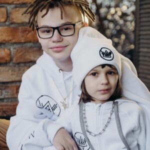 Irina Tolmatskaya Instagram - Благодарю вас ,мои добрые люди ,за поддержку, надеюсь это не последний мерч....Ваша Ирина Анатольевна. Спасибо большое @knarasinger_official ❤ Костя❤