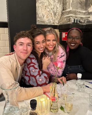 Iris de Graaf Instagram - Life, lately. Het lijkt allemaal vaak heel leuk en glamoureus hier op Instagram, maar de realiteit voelt soms zo anders. Maar alleen maar leuke of werkgerelateerde dingen delen terwijl je op de achtergrond door rouw heen gaat voelt ook niet goed. Voor de zomer verloor ik mijn standplaats en thuis in Moskou. In de zomer ook nog eens mijn relatie van 7 jaar en mijn laatste ‘thuis’ in Haarlem. De afgelopen maanden heb ik alleen maar met koffers gesleept, woon ik op tijdelijke plekken en heb ik echt moeten leunen op vrienden en familie. Het werk en de oorlogen gaan ondertussen overal in de wereld door. Juist daarom ben ik zo extra dankbaar voor de mensen om me heen en die fijne momenten. Zoals afgelopen week: mijn liefste vrienden organiseerden een surprise dinner voor me, took me out dancing & de geweldige vrouwen van de @harpersbazaarnl Business Club vierden ons werk als ‘Women of the Year’. Wat ik daar uitsprak neem ik ook hier mee: 2023 was een jaar van afbouw, 2024 wordt voor opbouwen en mezelf opnieuw uitvinden. Tijd om los te laten & tijd voor new chapters ✨🤍✨ 

📸 @rachelecclestone