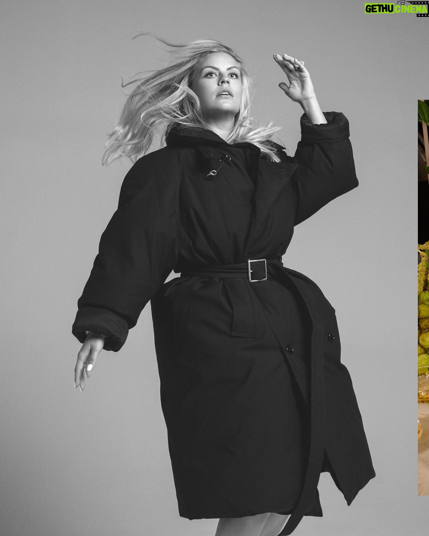 Iris de Graaf - 3.9K Likes - Woman of the Year 🤯 Op het vliegveld, terug naar Moskou, heb ik eindelijk een moment om terug te blikken op deze magische avond afgelopen maandag ✨🤍✨heel bijzonder en overweldigend om te voelen dat mijn werk impact heeft - ik ben erg dankbaar voor deze erkenning. Het contrast tussen deze prachtige avond en mijn dagelijkse werkzaamheden, de grimmigheid van de oorlog en de eenzaamheid in Rusland had niet groter kunnen zijn. Ik zie dit soort momenten echt als waardering voor de soms hoge prijs die wij correspondenten in conflictgebieden betalen. Ook alle eer naar al mijn collega’s, zowel in Rusland als Oekraïne, die dagelijks hun leven op het spel zetten voor waarheidsvinding. De steun en liefde vanuit alle aanwezige vrouwen waar ik tegen op kijk, van mijn dierbaren die aanwezig waren (lieve @marasophiemusic die zelfs een speech voor me gaf!) en jullie berichtjes helpen echt. Het geeft kracht om door te gaan.
Mijn persoonlijke stem ging naar Gloria Wekker, wiens werk onmisbaar is en wiens boek 'Witte onschuld' in ieders boekenkast zou moeten staan. Ik kan niet trotser zijn dan naast haar én de andere inspirerende vrouwen op het podium te hebben gestaan. En extra veel dank aan @miluskavantlam, die dit allemaal mogelijk heeft gemaakt
Fotografie @robin_de_puy
Styling @roelschagen
Haar @leannestyleshair
Make-up @pernellkusmus
Creative Direction @daan.de.ruijter @emmavloeimans
Productie @rachelvanas
Fotografie assistent @manondijkman
Styling avond @hannasuurlandstyling
Credits 📷: @simone_frank / @daniellesiobhan voor @harpersbazaarnl
#harpersbazaarwomanoftheyear
#harpersbazaarwomenoftheyear #womanoftheyear