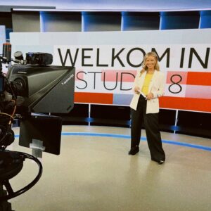 Iris de Graaf Instagram - Momentje wel weer 😌 afgelopen tijd achter de schermen meegedraaid - vandaag afgetrapt met het presenteren van de avondjournaals in de grote nieuwsstudio. Zin in! It takes a village om de journaals te bouwen, zoveel dank aan alle lieve collega’s die altijd naast me staan - zowel in Moskou op afstand, als nu in de studio’s. En, hoe kan het ook anders, natuurlijk ging het eerste item vanavond weer over de oorlog in Oekraïne ❤️‍🩹 Speciale shoutout naar de liefste coach @pm_strik en alle eindredactie & regie die me steeds weer alle vertrouwen geven. Oja - dit pak is trouwens van @mesure.amsterdam via @hannasuurlandstyling - lieve Sara maakte ‘m speciaal voor deze uitzending 💖