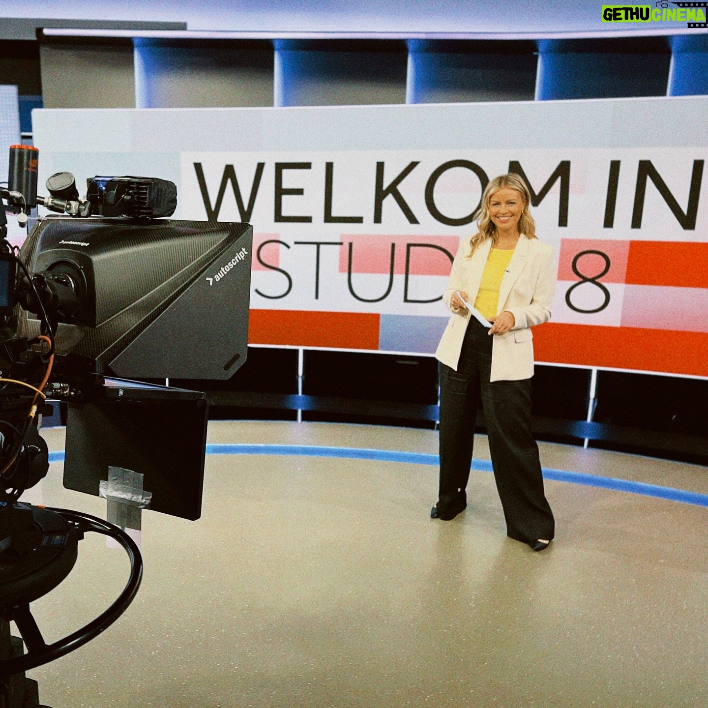Iris de Graaf - 3.6K Likes - Momentje wel weer 😌 afgelopen tijd achter de schermen meegedraaid - vandaag afgetrapt met het presenteren van de avondjournaals in de grote nieuwsstudio. Zin in! It takes a village om de journaals te bouwen, zoveel dank aan alle lieve collega’s die altijd naast me staan - zowel in Moskou op afstand, als nu in de studio’s. En, hoe kan het ook anders, natuurlijk ging het eerste item vanavond weer over de oorlog in Oekraïne ❤️🩹 Speciale shoutout naar de liefste coach @pm_strik en alle eindredactie & regie die me steeds weer alle vertrouwen geven. Oja - dit pak is trouwens van @mesure.amsterdam via @hannasuurlandstyling - lieve Sara maakte ‘m speciaal voor deze uitzending 💖
