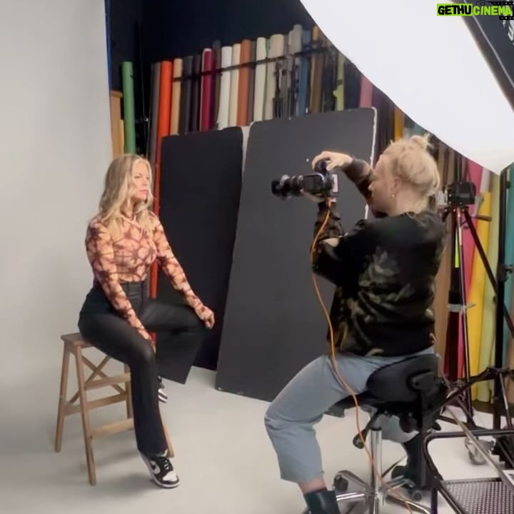 Iris de Graaf - 2.7K Likes - (Work) life lately š¤ voor het eerst in 18 maanden is
het ārustigerā qua nieuws uit Rusland. Dat is gek - er is
natuurlijk nog steeds elke dag oorlog om ons heen - maar het
geeft ook ruimte. Vooral wanneer het leven privĆ© extra turbulent is. Ik probeer nog steeds mān weg te vinden in Nederland, maar het is fijn om weer in Amsterdam te wonen al is het nog op tijdelijke plekken, (mentale) ruimte te hebben voor mooie andere werkdingen Ć©n mijn lieve mensen weer in de buurt & om me heen te hebben ⨠#transitionseason