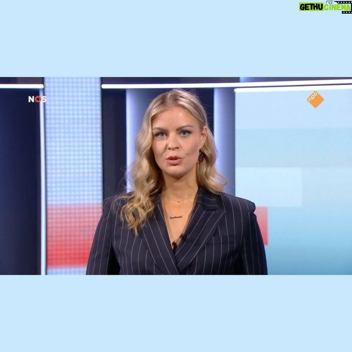Iris de Graaf - 3.6K Likes - Momentje wel weer š afgelopen tijd achter de schermen meegedraaid - vandaag afgetrapt met het presenteren van de avondjournaals in de grote nieuwsstudio. Zin in! It takes a village om de journaals te bouwen, zoveel dank aan alle lieve collegaās die altijd naast me staan - zowel in Moskou op afstand, als nu in de studioās. En, hoe kan het ook anders, natuurlijk ging het eerste item vanavond weer over de oorlog in OekraĆÆne ā¤ļøā𩹠Speciale shoutout naar de liefste coach @pm_strik en alle eindredactie & regie die me steeds weer alle vertrouwen geven. Oja - dit pak is trouwens van @mesure.amsterdam via @hannasuurlandstyling - lieve Sara maakte ām speciaal voor deze uitzending š