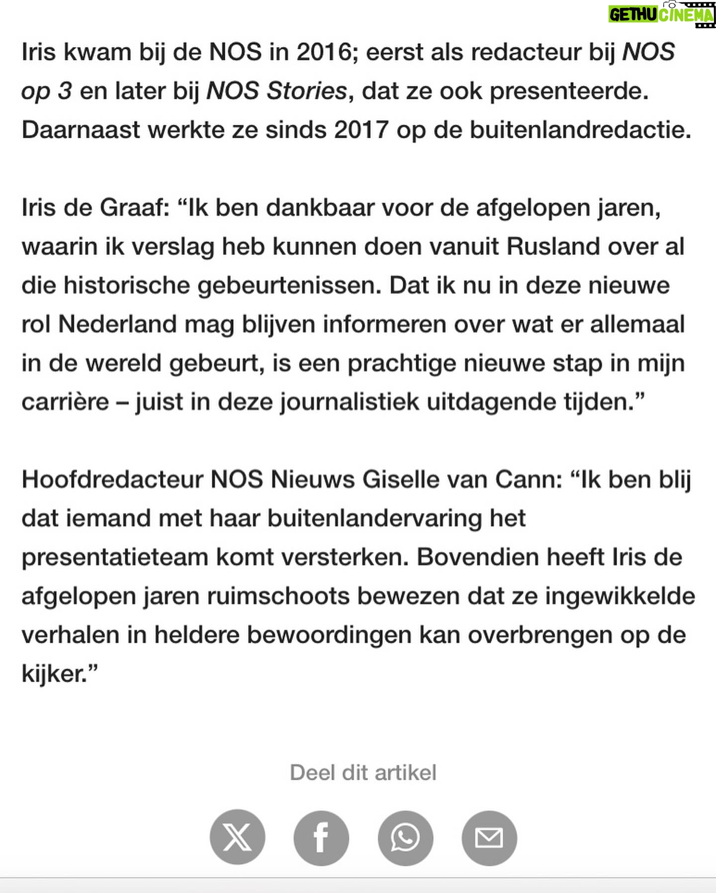 Iris de Graaf - 9.1K Likes - NIEUWS | Dit is het bericht waarvan je weet dat je ‘m op een dag moet tikken, maar toch steeds uitstelt. Komt ‘ie: ik ga stoppen als correspondent Rusland. Per 1 januari ga ik aan de slag als presentator van het NOS Journaal ✨
Dat dit correspondentschap niet gelopen is zoals ik dat bijna 4 jaar geleden voor me zag toen ik werd aangenomen, is denk ik geen verrassing. Het begin werd uitgesteld door de coronabeperkingen en gesloten grenzen, het eerste jaar zat ik ‘opgesloten’ in Rusland. En toen ik net mijn weg had gevonden brak de verwoestende oorlog uit en veranderde alles. Bommen, misdaden, verdriet, geen vluchten meer, een totale exodus van vrienden en kennissen, militaire censuur, intimidaties en arrestaties van directe collega’s. Praktische zaken als niet bij je geld kunnen, mentale uitdagingen van de repressie waar we onder gebukt gingen: het was allemaal niet makkelijk. En om uiteindelijk binnen een paar uur gedwongen te moeten vertrekken uit het land van mijn oma en mijn standplaats, huis en team te moeten achterlaten was een journalistiek én persoonlijk dieptepunt ❤️🩹
Want wat is je rol nog als je als correspondent niet meer op je standplaats kan zijn? Hoe houd je binding met je land en regio als je er fysiek niet meer mag zijn? Het afgelopen halfjaar heb ik daar een weg in proberen te vinden, maar het is niet houdbaar. Met 1 been in Rusland staan terwijl je weet dat je het land niet meer inkomt onder dit regime gaat simpelweg niet meer.
Ik sluit niet uit dat dit ik in de toekomst nog terug zal gaan als dat ooit weer mogelijk is, maar voor nu heb ik zin om iets totaal anders te gaan doen waar ik me in kan vastbijten. Al zal ik Rusland nooit helemaal loslaten ❤️. Gelukkig mag ik de verhalen blijven vertellen over wat er allemaal in de wereld gebeurt, juist in deze journalistiek moeilijke tijden - daar kijk ik naar uit. Ook heb ik zin om mijn privéleven weer een beetje op te bouwen. Iedereen alvast een heel fijn uiteinde en alle goeds voor 2024! 💫 (📷: @roeltjevdsb)