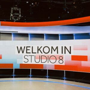Iris de Graaf Instagram - Momentje wel weer 😌 afgelopen tijd achter de schermen meegedraaid - vandaag afgetrapt met het presenteren van de avondjournaals in de grote nieuwsstudio. Zin in! It takes a village om de journaals te bouwen, zoveel dank aan alle lieve collega’s die altijd naast me staan - zowel in Moskou op afstand, als nu in de studio’s. En, hoe kan het ook anders, natuurlijk ging het eerste item vanavond weer over de oorlog in Oekraïne ❤️‍🩹 Speciale shoutout naar de liefste coach @pm_strik en alle eindredactie & regie die me steeds weer alle vertrouwen geven. Oja - dit pak is trouwens van @mesure.amsterdam via @hannasuurlandstyling - lieve Sara maakte ‘m speciaal voor deze uitzending 💖