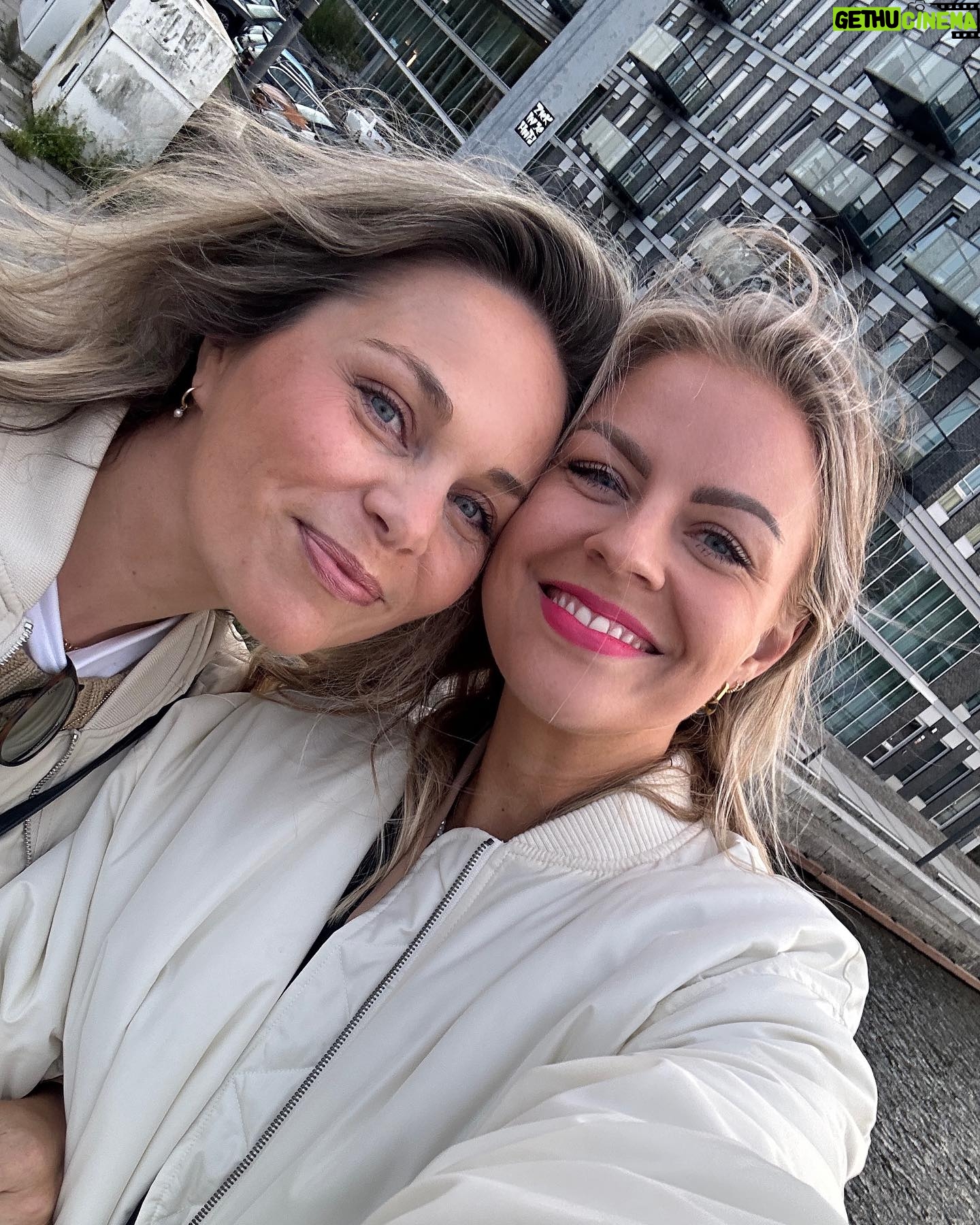 Iris de Graaf - 2.7K Likes - (Work) life lately 🤍 voor het eerst in 18 maanden is
het ‘rustiger’ qua nieuws uit Rusland. Dat is gek - er is
natuurlijk nog steeds elke dag oorlog om ons heen - maar het
geeft ook ruimte. Vooral wanneer het leven privé extra turbulent is. Ik probeer nog steeds m’n weg te vinden in Nederland, maar het is fijn om weer in Amsterdam te wonen al is het nog op tijdelijke plekken, (mentale) ruimte te hebben voor mooie andere werkdingen én mijn lieve mensen weer in de buurt & om me heen te hebben ✨ #transitionseason