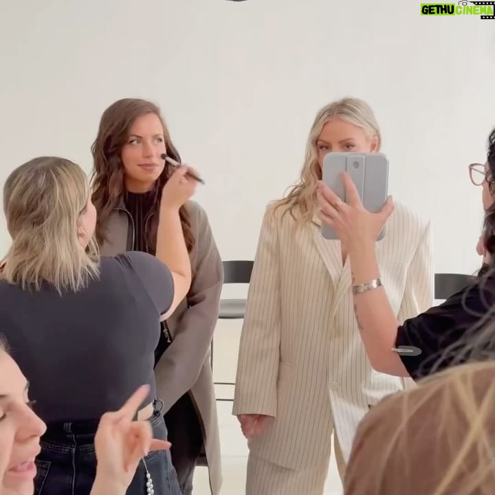 Iris de Graaf - 2.9K Likes - De afgelopen weken stonden in het teken van veel ochtenddiensten bij de @nos, schrijven aan mān boek, shooten voor @voguemagazine & talks bij @collegetour_nl - maar vooral van de liefde vieren met mān lievelingsmensen šš¤ wĆ”t een contrast met vorig jaar deze tijd, toen ik op en stel en sprong Rusland moest verlaten. Veel moeilijke keuzes gemaakt en hard gewerkt aan een nieuw leven opbouwen in Nederland - feels like it finally pays off ⨠#blessingsonblessingsonblessings