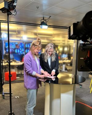Iris de Graaf Instagram - (Work) life lately 🤍 voor het eerst in 18 maanden is
het ‘rustiger’ qua nieuws uit Rusland. Dat is gek - er is
natuurlijk nog steeds elke dag oorlog om ons heen - maar het
geeft ook ruimte. Vooral wanneer het leven privé extra turbulent is. Ik probeer nog steeds m’n weg te vinden in Nederland, maar het is fijn om weer in Amsterdam te wonen al is het nog op tijdelijke plekken, (mentale) ruimte te hebben voor mooie andere werkdingen én mijn lieve mensen weer in de buurt & om me heen te hebben ✨ #transitionseason