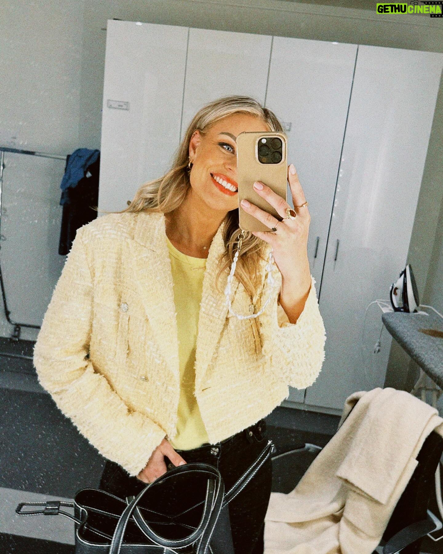 Iris de Graaf - 2.9K Likes - De afgelopen weken stonden in het teken van veel ochtenddiensten bij de @nos, schrijven aan m’n boek, shooten voor @voguemagazine & talks bij @collegetour_nl - maar vooral van de liefde vieren met m’n lievelingsmensen 😌🤍 wát een contrast met vorig jaar deze tijd, toen ik op en stel en sprong Rusland moest verlaten. Veel moeilijke keuzes gemaakt en hard gewerkt aan een nieuw leven opbouwen in Nederland - feels like it finally pays off ✨ #blessingsonblessingsonblessings