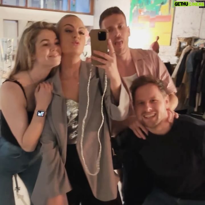 Iris de Graaf - 2.9K Likes - De afgelopen weken stonden in het teken van veel ochtenddiensten bij de @nos, schrijven aan mān boek, shooten voor @voguemagazine & talks bij @collegetour_nl - maar vooral van de liefde vieren met mān lievelingsmensen šš¤ wĆ”t een contrast met vorig jaar deze tijd, toen ik op en stel en sprong Rusland moest verlaten. Veel moeilijke keuzes gemaakt en hard gewerkt aan een nieuw leven opbouwen in Nederland - feels like it finally pays off ⨠#blessingsonblessingsonblessings