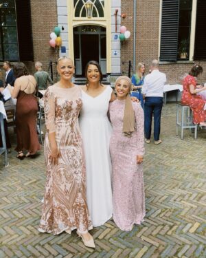 Iris de Graaf Instagram - De afgelopen weken stonden in het teken van veel ochtenddiensten bij de @nos, schrijven aan m’n boek, shooten voor @voguemagazine & talks bij @collegetour_nl - maar vooral van de liefde vieren met m’n lievelingsmensen 😌🤍 wát een contrast met vorig jaar deze tijd, toen ik op en stel en sprong Rusland moest verlaten. Veel moeilijke keuzes gemaakt en hard gewerkt aan een nieuw leven opbouwen in Nederland - feels like it finally pays off ✨ #blessingsonblessingsonblessings
