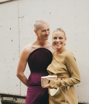 Iris de Graaf Instagram - It’s giving: mom&dad naar het ✨boekenbal✨😌 zo genoten van deze avond, waar we mochten vieren hoe lezen en schrijven ons allemaal verbindt 💖 veeeel dank @overamstel_uitgevers @lebowskipublishers @113winnie @tessvanzalinge @jamanbroermanneef