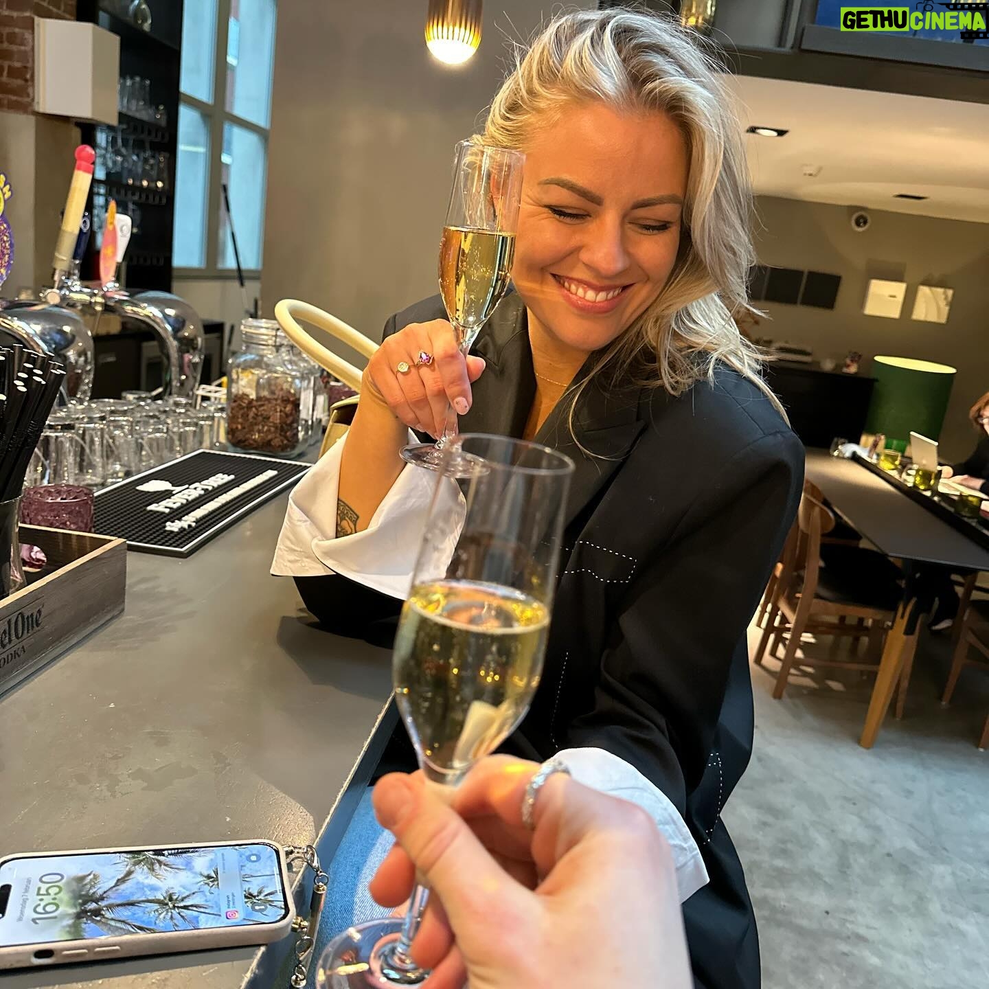 Iris de Graaf - 6.5K Likes - De kop is eraf! Begonnen met mijn nieuwe baan, een huis gekocht in Amsterdam, nieuw haar (kinda) en lieve vrienden en feestjes. Het kan niet op lately en ik ben dankbaar voor elke seconde ❤️ ook veel dank voor alle lieve appjes, berichtjes en screenshots vandaag! Veel zin in dit nieuwe hoofdstuk ✨ - also; geen idee waarom die video zo slecht is geüpload, maar goed - gaat om het idee 🙃