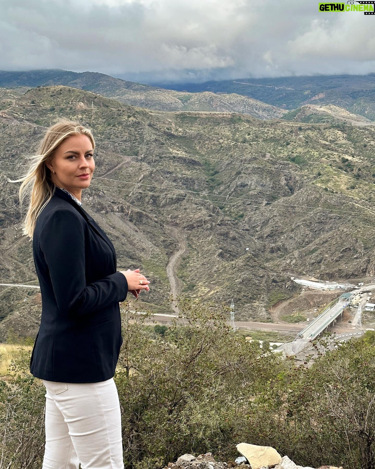 Iris de Graaf - 2.5K Likes - Wat ‘behind the scenes’ beelden van onze reportagereis in Armenië met het beste team @hpmvideo @chiemb & @lilit_.mkhitarian ✨ we maken hier verhalen van Jerevan tot aan Goris en de grens met Nagorno-Karabach. Gister hebben we de hele dag gedraaid bij de geblokkeerde Lachin-corridor, die de Armeense inwoners van de enclave N-K afsnijdt van Armenië. Al 9 maanden hebben zij geen toegang tot voedsel, medicijnen of olie. Mensen die toevallig net in Armenië waren kunnen al 9 maanden niet naar huis. Armeniërs spreken van etnische zuivering. Het is werken in een gespannen militaire zone, waar men elk moment een nieuwe aanval van Azerbeidzjan verwacht. Onze grootste productie is vrijdag te zien op alle kanalen van de @nos - radio, online en in het journaal 🎥 komende tijd volgen nog wat andere verhalen. #correspondentlife
