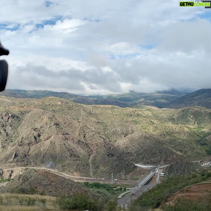 Iris de Graaf - 2.5K Likes - Wat ābehind the scenesā beelden van onze reportagereis in ArmeniĆ« met het beste team @hpmvideo @chiemb & @lilit_.mkhitarian ⨠we maken hier verhalen van Jerevan tot aan Goris en de grens met Nagorno-Karabach. Gister hebben we de hele dag gedraaid bij de geblokkeerde Lachin-corridor, die de Armeense inwoners van de enclave N-K afsnijdt van ArmeniĆ«. Al 9 maanden hebben zij geen toegang tot voedsel, medicijnen of olie. Mensen die toevallig net in ArmeniĆ« waren kunnen al 9 maanden niet naar huis. ArmeniĆ«rs spreken van etnische zuivering. Het is werken in een gespannen militaire zone, waar men elk moment een nieuwe aanval van Azerbeidzjan verwacht. Onze grootste productie is vrijdag te zien op alle kanalen van de @nos - radio, online en in het journaal š„ komende tijd volgen nog wat andere verhalen. #correspondentlife