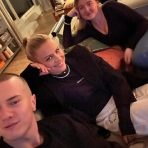 Iris de Graaf Instagram - De kop is eraf! Begonnen met mijn nieuwe baan, een huis gekocht in Amsterdam, nieuw haar (kinda) en lieve vrienden en feestjes. Het kan niet op lately en ik ben dankbaar voor elke seconde ❤️ ook veel dank voor alle lieve appjes, berichtjes en screenshots vandaag! Veel zin in dit nieuwe hoofdstuk ✨ - also; geen idee waarom die video zo slecht is geüpload, maar goed - gaat om het idee 🙃