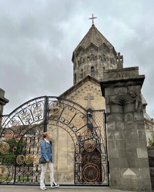 Iris de Graaf Instagram - Wat ‘behind the scenes’ beelden van onze reportagereis in Armenië met het beste team @hpmvideo @chiemb & @lilit_.mkhitarian ✨ we maken hier verhalen van Jerevan tot aan Goris en de grens met Nagorno-Karabach. Gister hebben we de hele dag gedraaid bij de geblokkeerde Lachin-corridor, die de Armeense inwoners van de enclave N-K afsnijdt van Armenië. Al 9 maanden hebben zij geen toegang tot voedsel, medicijnen of olie. Mensen die toevallig net in Armenië waren kunnen al 9 maanden niet naar huis. Armeniërs spreken van etnische zuivering. Het is werken in een gespannen militaire zone, waar men elk moment een nieuwe aanval van Azerbeidzjan verwacht. Onze grootste productie is vrijdag te zien op alle kanalen van de @nos - radio, online en in het journaal 🎥 komende tijd volgen nog wat andere verhalen. #correspondentlife