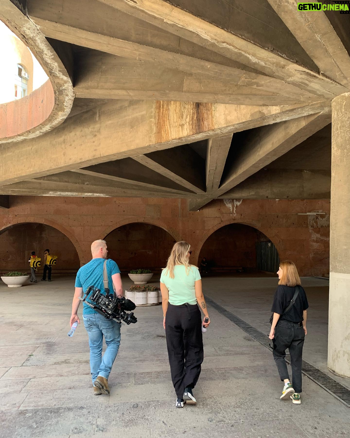 Iris de Graaf - 2.5K Likes - Wat ‘behind the scenes’ beelden van onze reportagereis in Armenië met het beste team @hpmvideo @chiemb & @lilit_.mkhitarian ✨ we maken hier verhalen van Jerevan tot aan Goris en de grens met Nagorno-Karabach. Gister hebben we de hele dag gedraaid bij de geblokkeerde Lachin-corridor, die de Armeense inwoners van de enclave N-K afsnijdt van Armenië. Al 9 maanden hebben zij geen toegang tot voedsel, medicijnen of olie. Mensen die toevallig net in Armenië waren kunnen al 9 maanden niet naar huis. Armeniërs spreken van etnische zuivering. Het is werken in een gespannen militaire zone, waar men elk moment een nieuwe aanval van Azerbeidzjan verwacht. Onze grootste productie is vrijdag te zien op alle kanalen van de @nos - radio, online en in het journaal 🎥 komende tijd volgen nog wat andere verhalen. #correspondentlife