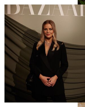 Iris de Graaf Instagram - Woman of the Year 🤯 Op het vliegveld, terug naar Moskou, heb ik eindelijk een moment om terug te blikken op deze magische avond afgelopen maandag ✨🤍✨heel bijzonder en overweldigend om te voelen dat mijn werk impact heeft - ik ben erg dankbaar voor deze erkenning. Het contrast tussen deze prachtige avond en mijn dagelijkse werkzaamheden, de grimmigheid van de oorlog en de eenzaamheid in Rusland had niet groter kunnen zijn. Ik zie dit soort momenten echt als waardering voor de soms hoge prijs die wij correspondenten in conflictgebieden betalen. Ook alle eer naar al mijn collega’s, zowel in Rusland als Oekraïne, die dagelijks hun leven op het spel zetten voor waarheidsvinding. De steun en liefde vanuit alle aanwezige vrouwen waar ik tegen op kijk, van mijn dierbaren die aanwezig waren (lieve @marasophiemusic die zelfs een speech voor me gaf!) en jullie berichtjes helpen echt. Het geeft kracht om door te gaan.

Mijn persoonlijke stem ging naar Gloria Wekker, wiens werk onmisbaar is en wiens boek 'Witte onschuld' in ieders boekenkast zou moeten staan. Ik kan niet trotser zijn dan naast haar én de andere inspirerende vrouwen op het podium te hebben gestaan. En extra veel dank aan @miluskavantlam, die dit allemaal mogelijk heeft gemaakt

Fotografie @robin_de_puy
Styling @roelschagen
Haar @leannestyleshair
Make-up @pernellkusmus
Creative Direction @daan.de.ruijter @emmavloeimans
Productie @rachelvanas
Fotografie assistent @manondijkman
Styling avond @hannasuurlandstyling

Credits 📷: @simone_frank / @daniellesiobhan voor @harpersbazaarnl 

#harpersbazaarwomanoftheyear
#harpersbazaarwomenoftheyear #womanoftheyear