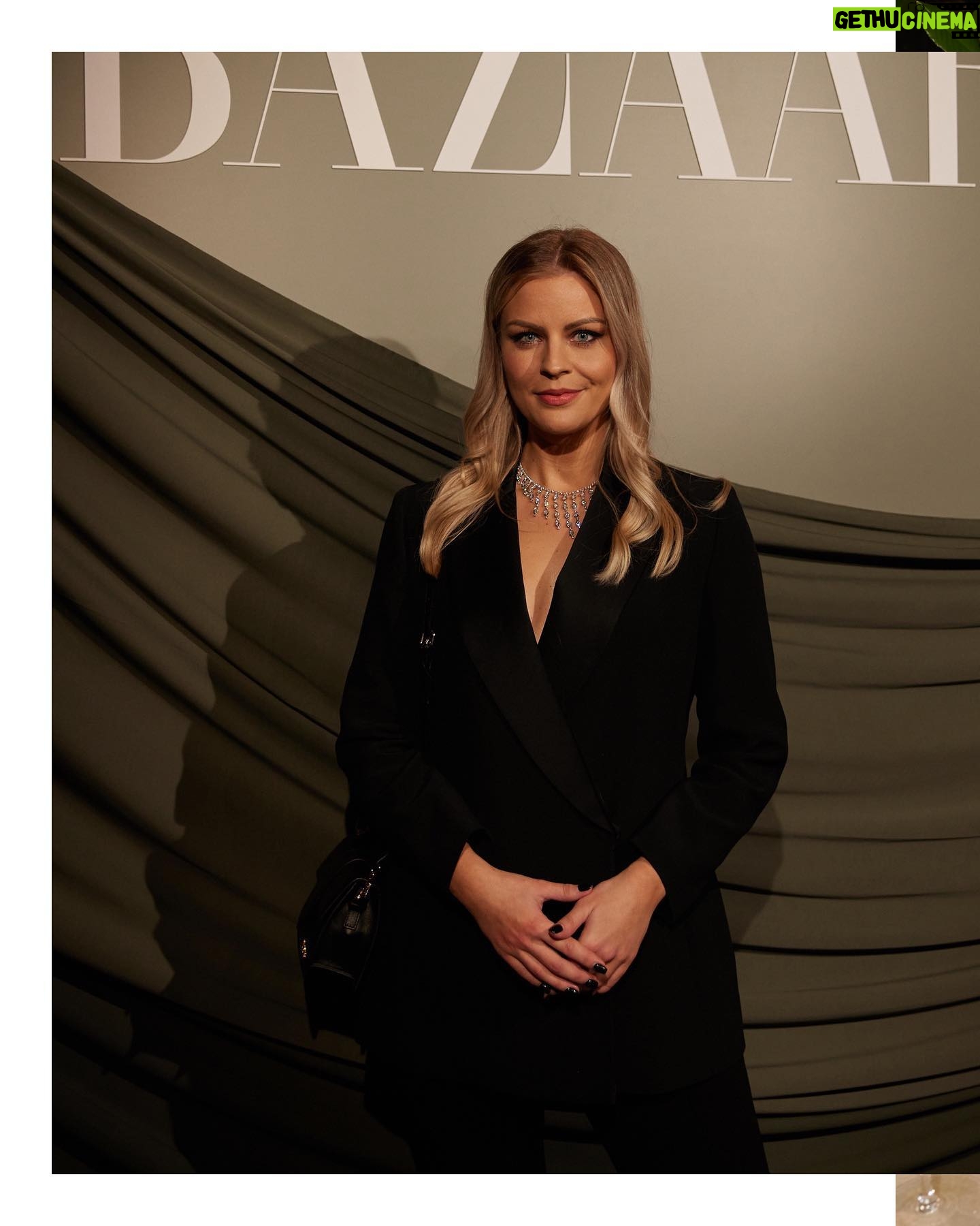 Iris de Graaf - 3.9K Likes - Woman of the Year 🤯 Op het vliegveld, terug naar Moskou, heb ik eindelijk een moment om terug te blikken op deze magische avond afgelopen maandag ✨🤍✨heel bijzonder en overweldigend om te voelen dat mijn werk impact heeft - ik ben erg dankbaar voor deze erkenning. Het contrast tussen deze prachtige avond en mijn dagelijkse werkzaamheden, de grimmigheid van de oorlog en de eenzaamheid in Rusland had niet groter kunnen zijn. Ik zie dit soort momenten echt als waardering voor de soms hoge prijs die wij correspondenten in conflictgebieden betalen. Ook alle eer naar al mijn collega’s, zowel in Rusland als Oekraïne, die dagelijks hun leven op het spel zetten voor waarheidsvinding. De steun en liefde vanuit alle aanwezige vrouwen waar ik tegen op kijk, van mijn dierbaren die aanwezig waren (lieve @marasophiemusic die zelfs een speech voor me gaf!) en jullie berichtjes helpen echt. Het geeft kracht om door te gaan.
Mijn persoonlijke stem ging naar Gloria Wekker, wiens werk onmisbaar is en wiens boek 'Witte onschuld' in ieders boekenkast zou moeten staan. Ik kan niet trotser zijn dan naast haar én de andere inspirerende vrouwen op het podium te hebben gestaan. En extra veel dank aan @miluskavantlam, die dit allemaal mogelijk heeft gemaakt
Fotografie @robin_de_puy
Styling @roelschagen
Haar @leannestyleshair
Make-up @pernellkusmus
Creative Direction @daan.de.ruijter @emmavloeimans
Productie @rachelvanas
Fotografie assistent @manondijkman
Styling avond @hannasuurlandstyling
Credits 📷: @simone_frank / @daniellesiobhan voor @harpersbazaarnl
#harpersbazaarwomanoftheyear
#harpersbazaarwomenoftheyear #womanoftheyear