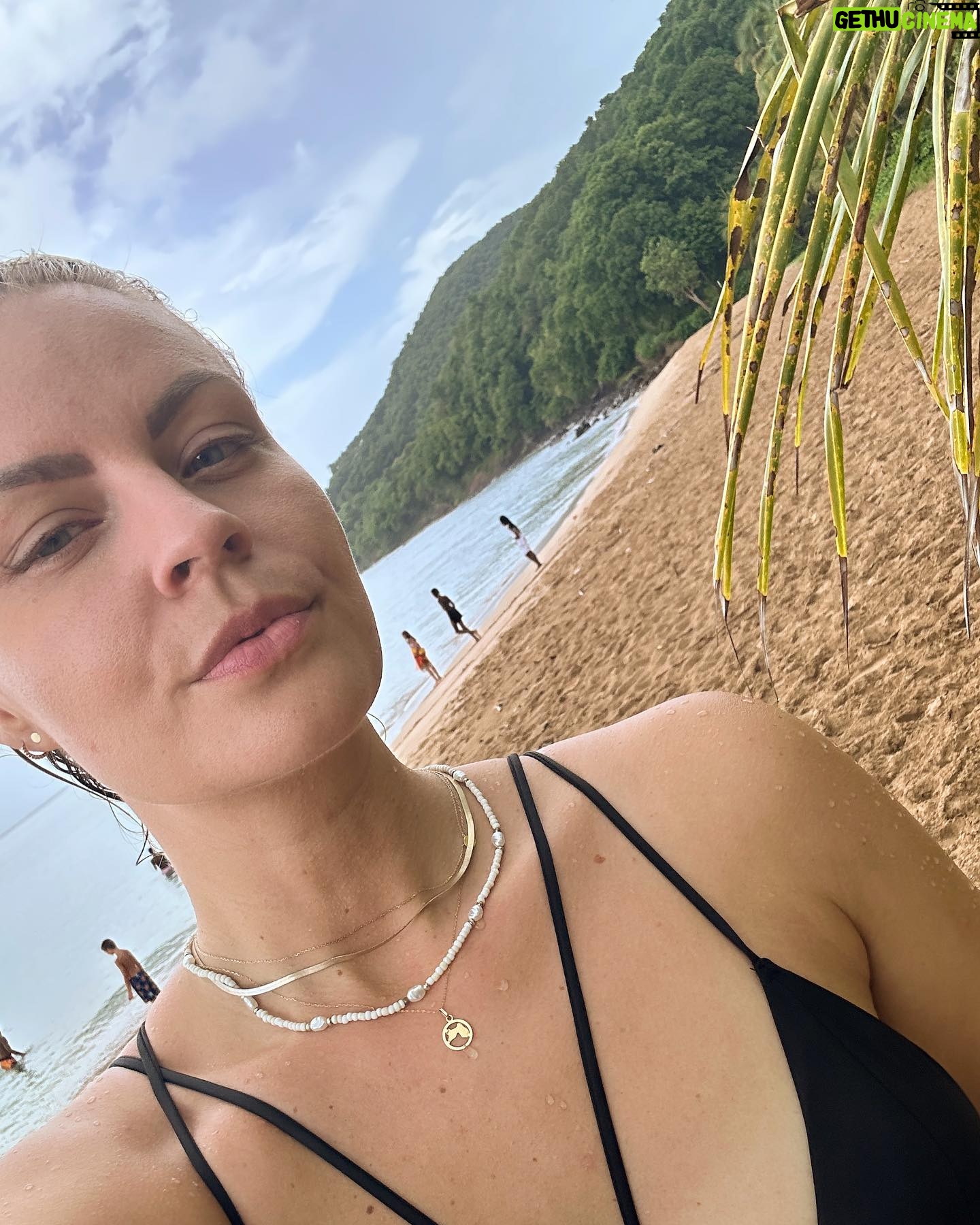 Iris de Graaf - 2.5K Likes - Dankbaar voor rust, zon, strand, water, natuur, telefoon uit, nieuws even ver weg, reflectie, tijd, stilstaan - en voor dit eiland dat al zeven jaar als thuiskomen voelt. Klein fotodumpje 🦦📖💦🏝️🥑🥥🙏💖