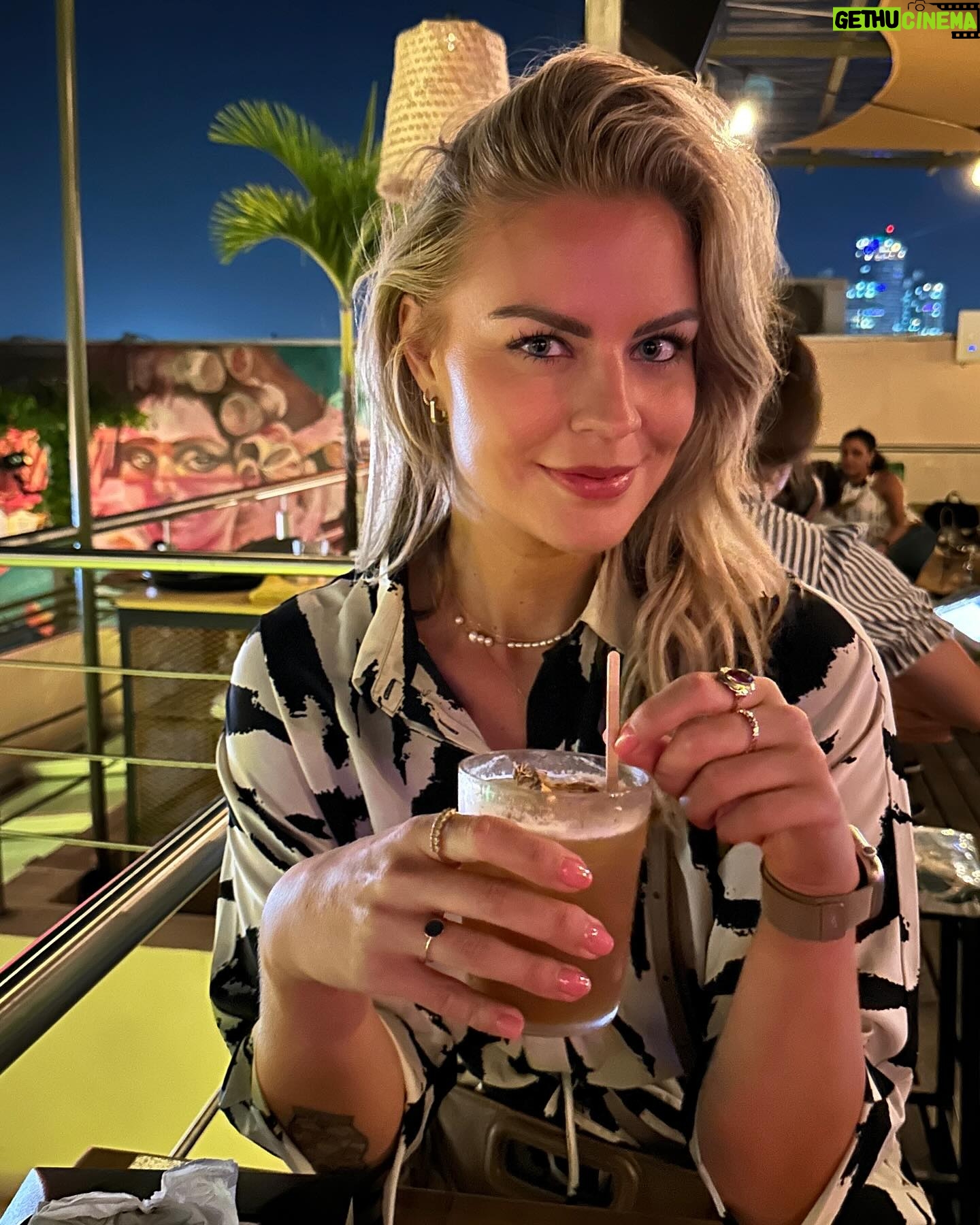Iris de Graaf - 2.7K Likes - Zo’n prachtige en bijzondere reis mogen maken met mijn beste vriendinnetje @isabelvr 🤍 enorm verrast door Panama - een echte urban jungle, waar de skyscrapers doen denken aan NYC of Dubai, maar waar de ongelofelijk mooie natuur overal dichtbij is. We besloten hier eigenlijk vrij spontaan heen te gaan vanaf Curacao - ‘zo kom je nog eens ergens’ - maar ik had het voor geen goud willen missen. De mensen, het eten, de muziek. Wie weet word ik in een volgend leven nog wel eens Zuid-Amerika correspondent 🙃. Wil je meer zien van deze reis? Check dan m’n stories in de highlights. Aanrader! 🇵🇦