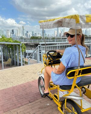 Iris de Graaf Instagram - Zo’n prachtige en bijzondere reis mogen maken met mijn beste vriendinnetje @isabelvr 🤍 enorm verrast door Panama - een echte urban jungle, waar de skyscrapers doen denken aan NYC of Dubai, maar waar de ongelofelijk mooie natuur overal dichtbij is. We besloten hier eigenlijk vrij spontaan heen te gaan vanaf Curacao - ‘zo kom je nog eens ergens’ - maar ik had het voor geen goud willen missen. De mensen, het eten, de muziek. Wie weet word ik in een volgend leven nog wel eens Zuid-Amerika correspondent 🙃. Wil je meer zien van deze reis? Check dan m’n stories in de highlights. Aanrader! 🇵🇦