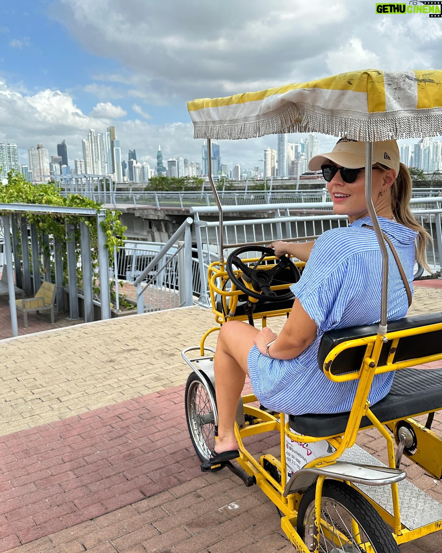 Iris de Graaf - 2.7K Likes - Zo’n prachtige en bijzondere reis mogen maken met mijn beste vriendinnetje @isabelvr 🤍 enorm verrast door Panama - een echte urban jungle, waar de skyscrapers doen denken aan NYC of Dubai, maar waar de ongelofelijk mooie natuur overal dichtbij is. We besloten hier eigenlijk vrij spontaan heen te gaan vanaf Curacao - ‘zo kom je nog eens ergens’ - maar ik had het voor geen goud willen missen. De mensen, het eten, de muziek. Wie weet word ik in een volgend leven nog wel eens Zuid-Amerika correspondent 🙃. Wil je meer zien van deze reis? Check dan m’n stories in de highlights. Aanrader! 🇵🇦