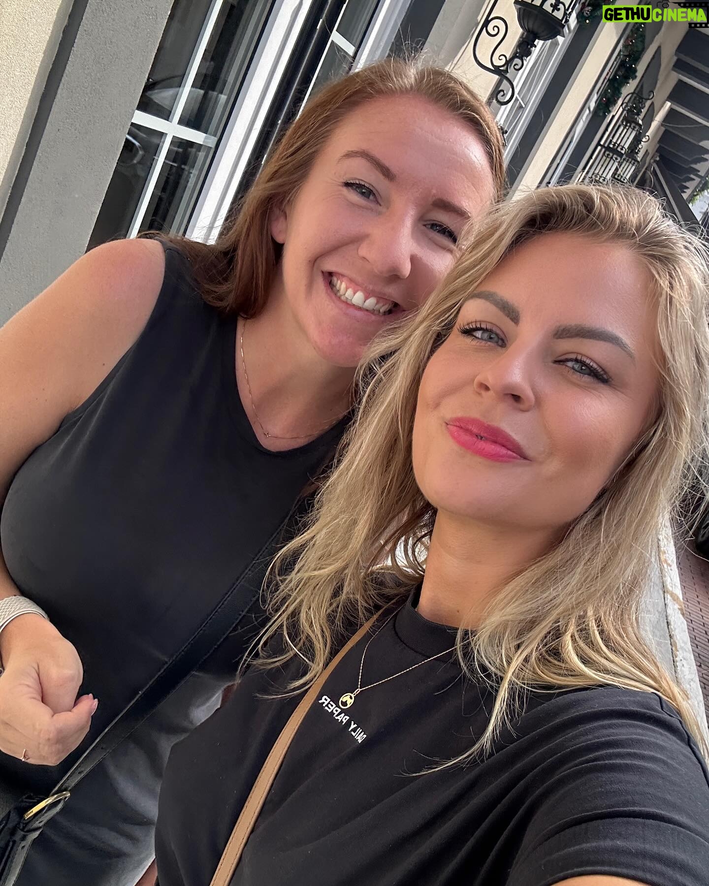 Iris de Graaf - 2.7K Likes - Zo’n prachtige en bijzondere reis mogen maken met mijn beste vriendinnetje @isabelvr 🤍 enorm verrast door Panama - een echte urban jungle, waar de skyscrapers doen denken aan NYC of Dubai, maar waar de ongelofelijk mooie natuur overal dichtbij is. We besloten hier eigenlijk vrij spontaan heen te gaan vanaf Curacao - ‘zo kom je nog eens ergens’ - maar ik had het voor geen goud willen missen. De mensen, het eten, de muziek. Wie weet word ik in een volgend leven nog wel eens Zuid-Amerika correspondent 🙃. Wil je meer zien van deze reis? Check dan m’n stories in de highlights. Aanrader! 🇵🇦