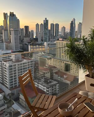 Iris de Graaf Instagram - Zo’n prachtige en bijzondere reis mogen maken met mijn beste vriendinnetje @isabelvr 🤍 enorm verrast door Panama - een echte urban jungle, waar de skyscrapers doen denken aan NYC of Dubai, maar waar de ongelofelijk mooie natuur overal dichtbij is. We besloten hier eigenlijk vrij spontaan heen te gaan vanaf Curacao - ‘zo kom je nog eens ergens’ - maar ik had het voor geen goud willen missen. De mensen, het eten, de muziek. Wie weet word ik in een volgend leven nog wel eens Zuid-Amerika correspondent 🙃. Wil je meer zien van deze reis? Check dan m’n stories in de highlights. Aanrader! 🇵🇦