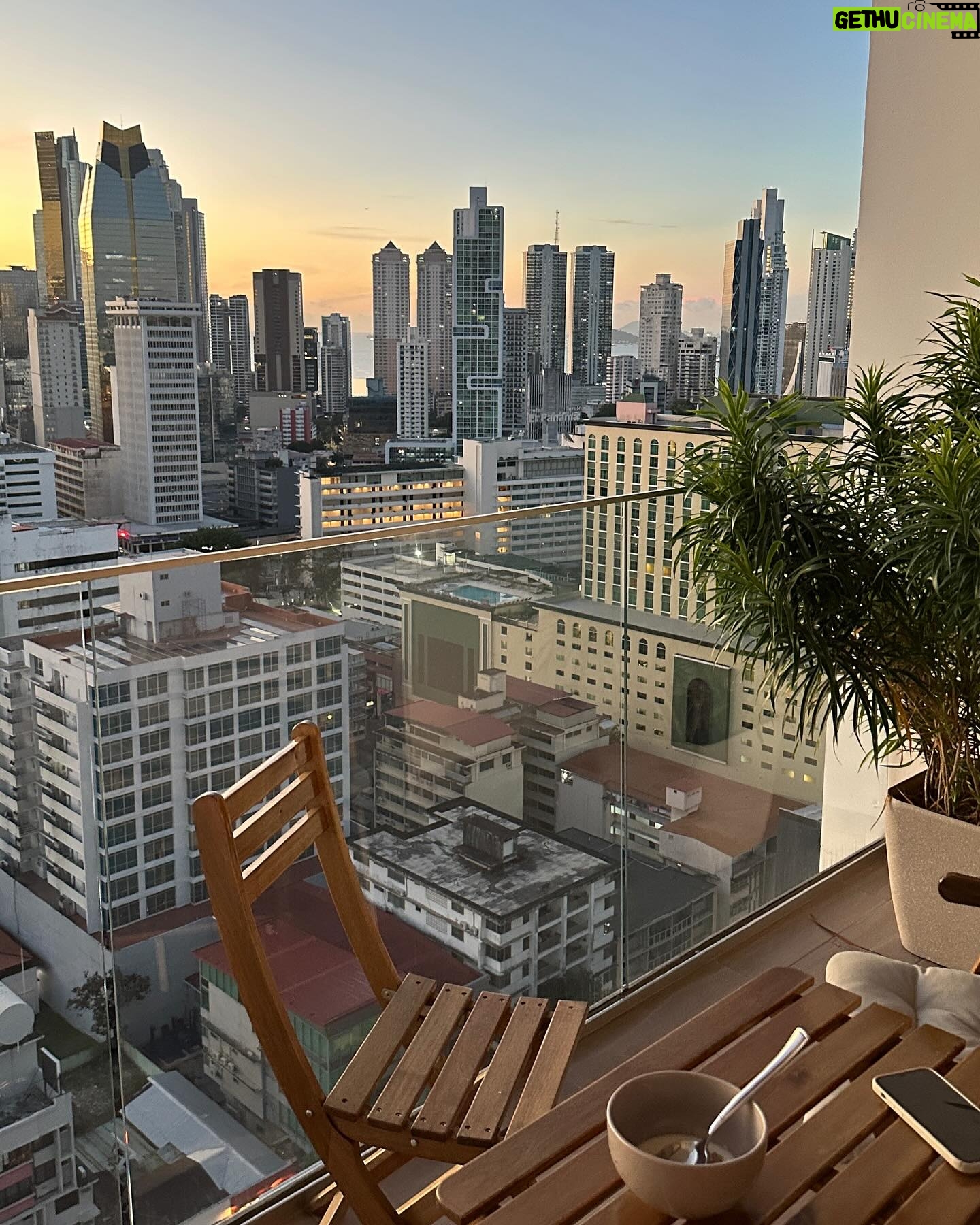 Iris de Graaf - 2.7K Likes - Zo’n prachtige en bijzondere reis mogen maken met mijn beste vriendinnetje @isabelvr 🤍 enorm verrast door Panama - een echte urban jungle, waar de skyscrapers doen denken aan NYC of Dubai, maar waar de ongelofelijk mooie natuur overal dichtbij is. We besloten hier eigenlijk vrij spontaan heen te gaan vanaf Curacao - ‘zo kom je nog eens ergens’ - maar ik had het voor geen goud willen missen. De mensen, het eten, de muziek. Wie weet word ik in een volgend leven nog wel eens Zuid-Amerika correspondent 🙃. Wil je meer zien van deze reis? Check dan m’n stories in de highlights. Aanrader! 🇵🇦