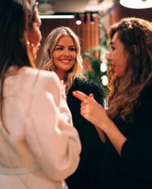 Iris de Graaf Instagram - Life, lately. Het lijkt allemaal vaak heel leuk en glamoureus hier op Instagram, maar de realiteit voelt soms zo anders. Maar alleen maar leuke of werkgerelateerde dingen delen terwijl je op de achtergrond door rouw heen gaat voelt ook niet goed. Voor de zomer verloor ik mijn standplaats en thuis in Moskou. In de zomer ook nog eens mijn relatie van 7 jaar en mijn laatste ‘thuis’ in Haarlem. De afgelopen maanden heb ik alleen maar met koffers gesleept, woon ik op tijdelijke plekken en heb ik echt moeten leunen op vrienden en familie. Het werk en de oorlogen gaan ondertussen overal in de wereld door. Juist daarom ben ik zo extra dankbaar voor de mensen om me heen en die fijne momenten. Zoals afgelopen week: mijn liefste vrienden organiseerden een surprise dinner voor me, took me out dancing & de geweldige vrouwen van de @harpersbazaarnl Business Club vierden ons werk als ‘Women of the Year’. Wat ik daar uitsprak neem ik ook hier mee: 2023 was een jaar van afbouw, 2024 wordt voor opbouwen en mezelf opnieuw uitvinden. Tijd om los te laten & tijd voor new chapters ✨🤍✨ 

📸 @rachelecclestone