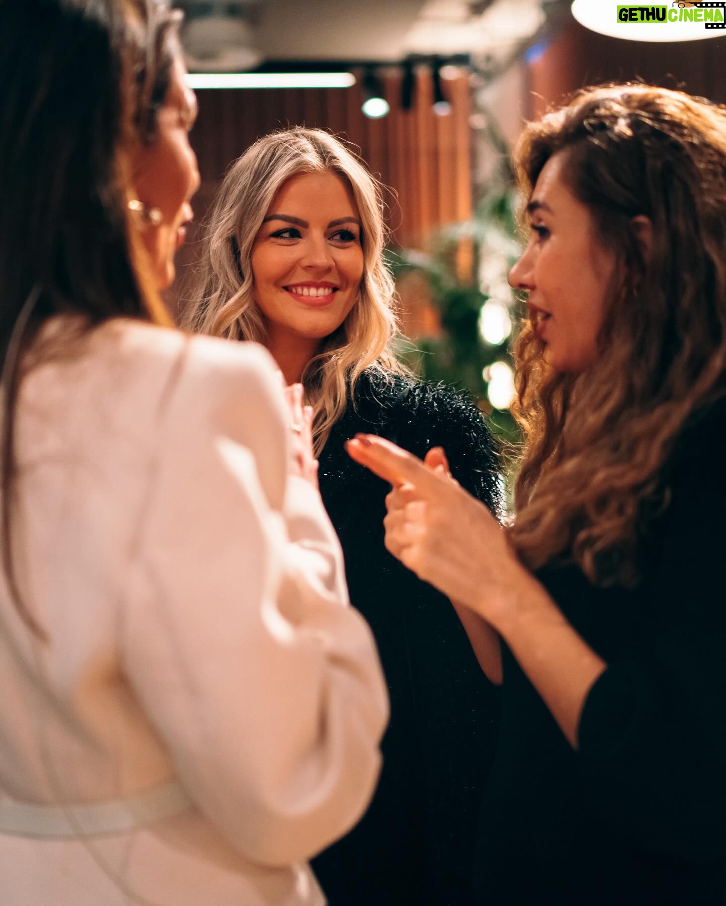 Iris de Graaf - 2.4K Likes - Life, lately. Het lijkt allemaal vaak heel leuk en glamoureus hier op Instagram, maar de realiteit voelt soms zo anders. Maar alleen maar leuke of werkgerelateerde dingen delen terwijl je op de achtergrond door rouw heen gaat voelt ook niet goed. Voor de zomer verloor ik mijn standplaats en thuis in Moskou. In de zomer ook nog eens mijn relatie van 7 jaar en mijn laatste ‘thuis’ in Haarlem. De afgelopen maanden heb ik alleen maar met koffers gesleept, woon ik op tijdelijke plekken en heb ik echt moeten leunen op vrienden en familie. Het werk en de oorlogen gaan ondertussen overal in de wereld door. Juist daarom ben ik zo extra dankbaar voor de mensen om me heen en die fijne momenten. Zoals afgelopen week: mijn liefste vrienden organiseerden een surprise dinner voor me, took me out dancing & de geweldige vrouwen van de @harpersbazaarnl Business Club vierden ons werk als ‘Women of the Year’. Wat ik daar uitsprak neem ik ook hier mee: 2023 was een jaar van afbouw, 2024 wordt voor opbouwen en mezelf opnieuw uitvinden. Tijd om los te laten & tijd voor new chapters ✨🤍✨
📸 @rachelecclestone