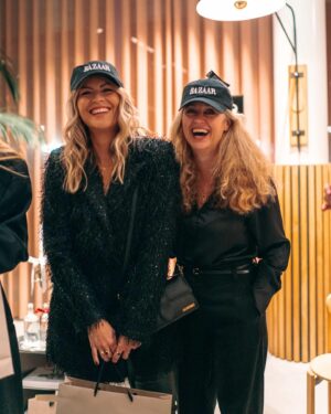 Iris de Graaf Instagram - Life, lately. Het lijkt allemaal vaak heel leuk en glamoureus hier op Instagram, maar de realiteit voelt soms zo anders. Maar alleen maar leuke of werkgerelateerde dingen delen terwijl je op de achtergrond door rouw heen gaat voelt ook niet goed. Voor de zomer verloor ik mijn standplaats en thuis in Moskou. In de zomer ook nog eens mijn relatie van 7 jaar en mijn laatste ‘thuis’ in Haarlem. De afgelopen maanden heb ik alleen maar met koffers gesleept, woon ik op tijdelijke plekken en heb ik echt moeten leunen op vrienden en familie. Het werk en de oorlogen gaan ondertussen overal in de wereld door. Juist daarom ben ik zo extra dankbaar voor de mensen om me heen en die fijne momenten. Zoals afgelopen week: mijn liefste vrienden organiseerden een surprise dinner voor me, took me out dancing & de geweldige vrouwen van de @harpersbazaarnl Business Club vierden ons werk als ‘Women of the Year’. Wat ik daar uitsprak neem ik ook hier mee: 2023 was een jaar van afbouw, 2024 wordt voor opbouwen en mezelf opnieuw uitvinden. Tijd om los te laten & tijd voor new chapters ✨🤍✨ 

📸 @rachelecclestone