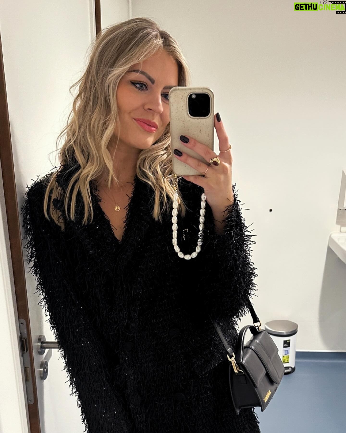 Iris de Graaf - 2.4K Likes - Life, lately. Het lijkt allemaal vaak heel leuk en glamoureus hier op Instagram, maar de realiteit voelt soms zo anders. Maar alleen maar leuke of werkgerelateerde dingen delen terwijl je op de achtergrond door rouw heen gaat voelt ook niet goed. Voor de zomer verloor ik mijn standplaats en thuis in Moskou. In de zomer ook nog eens mijn relatie van 7 jaar en mijn laatste ‘thuis’ in Haarlem. De afgelopen maanden heb ik alleen maar met koffers gesleept, woon ik op tijdelijke plekken en heb ik echt moeten leunen op vrienden en familie. Het werk en de oorlogen gaan ondertussen overal in de wereld door. Juist daarom ben ik zo extra dankbaar voor de mensen om me heen en die fijne momenten. Zoals afgelopen week: mijn liefste vrienden organiseerden een surprise dinner voor me, took me out dancing & de geweldige vrouwen van de @harpersbazaarnl Business Club vierden ons werk als ‘Women of the Year’. Wat ik daar uitsprak neem ik ook hier mee: 2023 was een jaar van afbouw, 2024 wordt voor opbouwen en mezelf opnieuw uitvinden. Tijd om los te laten & tijd voor new chapters ✨🤍✨
📸 @rachelecclestone