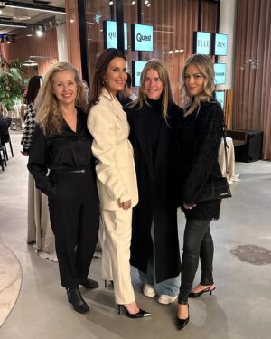 Iris de Graaf Instagram - Life, lately. Het lijkt allemaal vaak heel leuk en glamoureus hier op Instagram, maar de realiteit voelt soms zo anders. Maar alleen maar leuke of werkgerelateerde dingen delen terwijl je op de achtergrond door rouw heen gaat voelt ook niet goed. Voor de zomer verloor ik mijn standplaats en thuis in Moskou. In de zomer ook nog eens mijn relatie van 7 jaar en mijn laatste ‘thuis’ in Haarlem. De afgelopen maanden heb ik alleen maar met koffers gesleept, woon ik op tijdelijke plekken en heb ik echt moeten leunen op vrienden en familie. Het werk en de oorlogen gaan ondertussen overal in de wereld door. Juist daarom ben ik zo extra dankbaar voor de mensen om me heen en die fijne momenten. Zoals afgelopen week: mijn liefste vrienden organiseerden een surprise dinner voor me, took me out dancing & de geweldige vrouwen van de @harpersbazaarnl Business Club vierden ons werk als ‘Women of the Year’. Wat ik daar uitsprak neem ik ook hier mee: 2023 was een jaar van afbouw, 2024 wordt voor opbouwen en mezelf opnieuw uitvinden. Tijd om los te laten & tijd voor new chapters ✨🤍✨ 

📸 @rachelecclestone