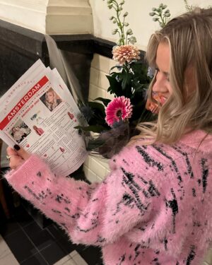 Iris de Graaf Instagram - Life, lately. Het lijkt allemaal vaak heel leuk en glamoureus hier op Instagram, maar de realiteit voelt soms zo anders. Maar alleen maar leuke of werkgerelateerde dingen delen terwijl je op de achtergrond door rouw heen gaat voelt ook niet goed. Voor de zomer verloor ik mijn standplaats en thuis in Moskou. In de zomer ook nog eens mijn relatie van 7 jaar en mijn laatste ‘thuis’ in Haarlem. De afgelopen maanden heb ik alleen maar met koffers gesleept, woon ik op tijdelijke plekken en heb ik echt moeten leunen op vrienden en familie. Het werk en de oorlogen gaan ondertussen overal in de wereld door. Juist daarom ben ik zo extra dankbaar voor de mensen om me heen en die fijne momenten. Zoals afgelopen week: mijn liefste vrienden organiseerden een surprise dinner voor me, took me out dancing & de geweldige vrouwen van de @harpersbazaarnl Business Club vierden ons werk als ‘Women of the Year’. Wat ik daar uitsprak neem ik ook hier mee: 2023 was een jaar van afbouw, 2024 wordt voor opbouwen en mezelf opnieuw uitvinden. Tijd om los te laten & tijd voor new chapters ✨🤍✨ 

📸 @rachelecclestone