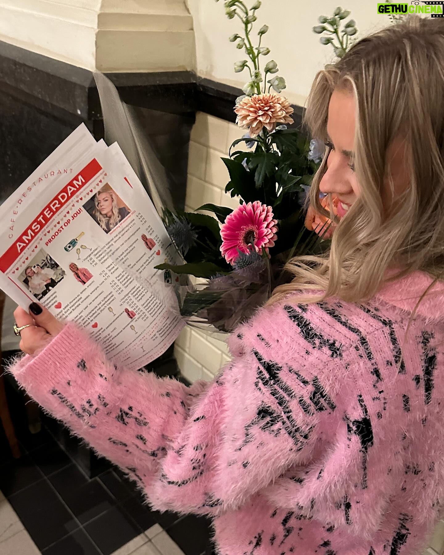 Iris de Graaf - 2.4K Likes - Life, lately. Het lijkt allemaal vaak heel leuk en glamoureus hier op Instagram, maar de realiteit voelt soms zo anders. Maar alleen maar leuke of werkgerelateerde dingen delen terwijl je op de achtergrond door rouw heen gaat voelt ook niet goed. Voor de zomer verloor ik mijn standplaats en thuis in Moskou. In de zomer ook nog eens mijn relatie van 7 jaar en mijn laatste ‘thuis’ in Haarlem. De afgelopen maanden heb ik alleen maar met koffers gesleept, woon ik op tijdelijke plekken en heb ik echt moeten leunen op vrienden en familie. Het werk en de oorlogen gaan ondertussen overal in de wereld door. Juist daarom ben ik zo extra dankbaar voor de mensen om me heen en die fijne momenten. Zoals afgelopen week: mijn liefste vrienden organiseerden een surprise dinner voor me, took me out dancing & de geweldige vrouwen van de @harpersbazaarnl Business Club vierden ons werk als ‘Women of the Year’. Wat ik daar uitsprak neem ik ook hier mee: 2023 was een jaar van afbouw, 2024 wordt voor opbouwen en mezelf opnieuw uitvinden. Tijd om los te laten & tijd voor new chapters ✨🤍✨
📸 @rachelecclestone