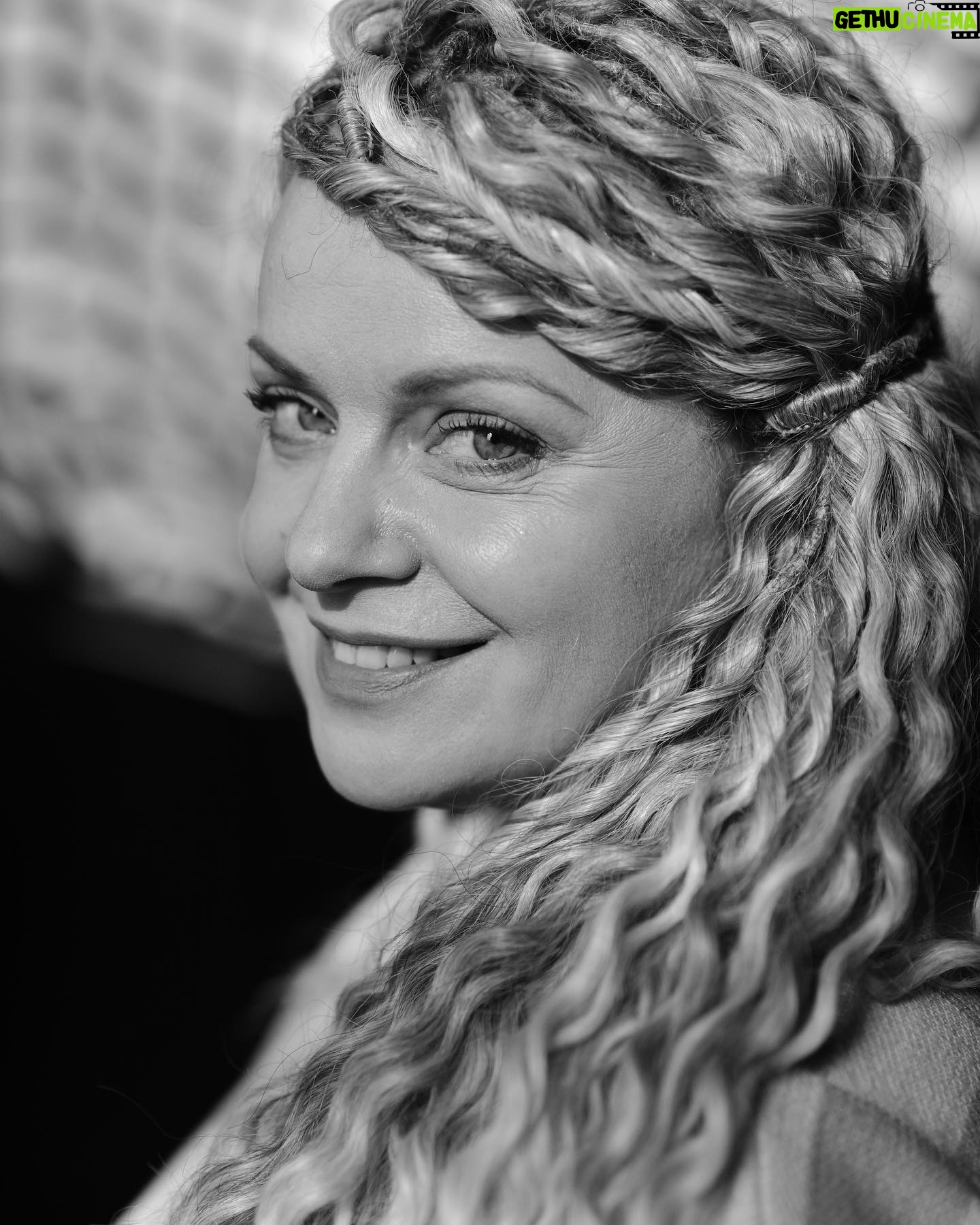 Irma Vitovska - 3.3K Likes - Давно не робила оновлень фотовізитівок… А в цей час, взагалі не збиралась би.. якби не треба було б для однієї справи …
Але зроблено, то зроблено.
Будете у Франківську, то звертайтесь до @gorichok
Сергію, дякую!
Дякую Сергію та @studio.promprylad та Василь Гошовський 🙏