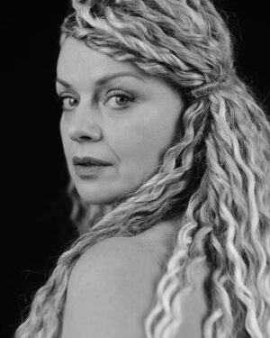Irma Vitovska Instagram - Давно не робила оновлень фотовізитівок… А в цей час, взагалі не збиралась би.. якби не треба було б для однієї справи …
Але зроблено, то зроблено. 
Будете у Франківську, то звертайтесь до @gorichok 
Сергію, дякую! 
Дякую Сергію та  @studio.promprylad та Василь Гошовський 🙏