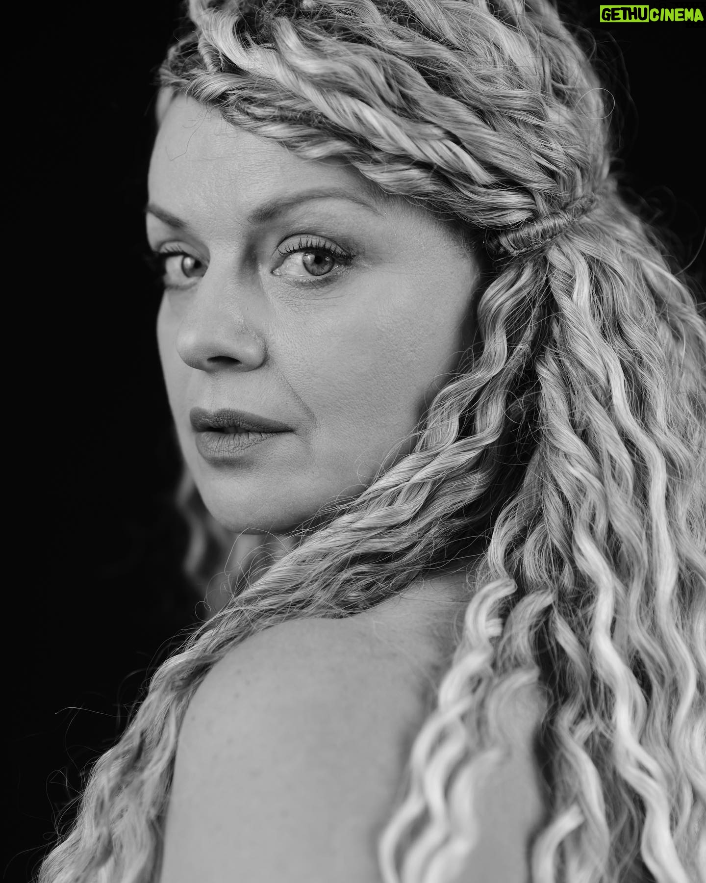 Irma Vitovska - 3.3K Likes - Давно не робила оновлень фотовізитівок… А в цей час, взагалі не збиралась би.. якби не треба було б для однієї справи …
Але зроблено, то зроблено.
Будете у Франківську, то звертайтесь до @gorichok
Сергію, дякую!
Дякую Сергію та @studio.promprylad та Василь Гошовський 🙏