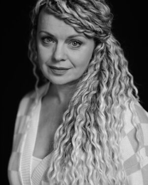 Irma Vitovska Instagram - Давно не робила оновлень фотовізитівок… А в цей час, взагалі не збиралась би.. якби не треба було б для однієї справи …
Але зроблено, то зроблено. 
Будете у Франківську, то звертайтесь до @gorichok 
Сергію, дякую! 
Дякую Сергію та  @studio.promprylad та Василь Гошовський 🙏