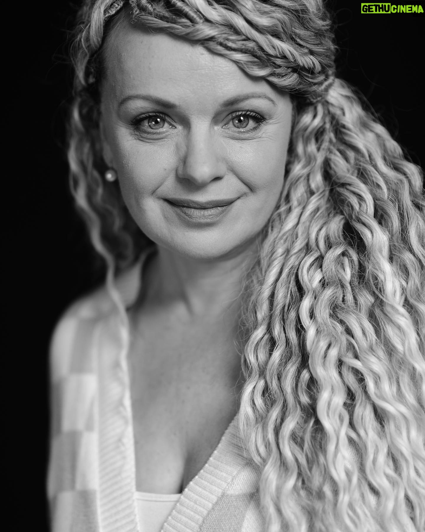 Irma Vitovska - 3.3K Likes - Давно не робила оновлень фотовізитівок… А в цей час, взагалі не збиралась би.. якби не треба було б для однієї справи …
Але зроблено, то зроблено.
Будете у Франківську, то звертайтесь до @gorichok
Сергію, дякую!
Дякую Сергію та @studio.promprylad та Василь Гошовський 🙏