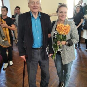 Irma Vitovska Instagram - Боже… щойно мені повідомили про те, що Ви вже не з нами…. Богдане Миколайовичу… Дорогий наш БМ ❤️
у мене нема слів зараз і я ще в певній “прострації Вітовської”( термін ваш щодо моїх випадінь з реальності в свій світ) , але зараз ця прострація перебуває не у вирії уяви і фантазії , а в якісь порожнечі і тузі…
Сьогодні чорний день.. Ви були не лише моїм Вчителем.. Ви були моїм Великим Другом🙏 Тепер Ви будете ним в моїй памʼяті і душі.. Але з розумом і душа дивиться вглиб себе, чи поза себе в світ невидимий?.. То може і там я зможу все Вам розповідати і ми обовʼязково ще потеревенимо та посміємось 🙏
Ще два дні тому, Ви вислали мені смішне відео.. я поставила лайк, бо не могла писати в силу причин.. Подумала, що наберу на тижні 
І тепер, я сильно бідкаюсь тим, що одразу не зробила цього((((…
А саме тепер для мене страшне, що не зможу через ці самі причини, попрощатись з Вами у Вашому любому Львові 🥲🥲🥲
Завтра під час Чину Парастасу , я стоятиму за декілька сотень кілометрів теж у церкві і буду з Вашею Душею🙏 
Летіть, дорогий Вчителю, Майстре та Друже🙏
Сьогодні болючий день….
