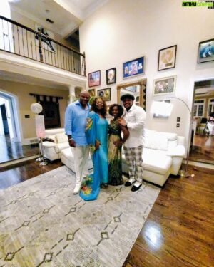 Irone Singleton Instagram - Shout out to my brother @iammikebeasley on your #happybirthday 🥳🎊🎉🎂👑 It's always great to see you and the beautiful & talented @actordeenabeasley. The Mrs. @commaleta and I had a fantastic time. I love you and am proud to call you (& Deena) colleagues and friends. May God grant you all your heart desires as you continue to live to please the almighty. #TRUTH & #LOVE🙏🏿❤🙂