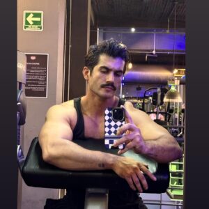 Irving Peña Instagram - Mi noche de viernes 💪🏼