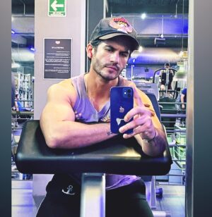 Irving Peña Instagram - Con o sin gorrito ? Ustedes qué opinan ?? 🧢